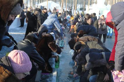 Иркутск. Горожане набирают освященную воду  во время праздника  Крещения Господня.