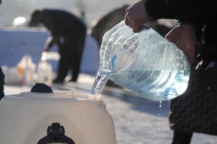 Иркутск. Горожане набирают освященную воду  во время праздника  Крещения Господня.