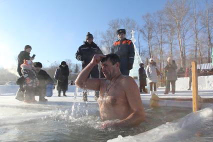 Иркутск. Верующие во время купаний в праздник Крещения Господня.