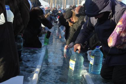 Иркутск. Горожане набирают освященную воду  во время праздника  Крещения Господня.