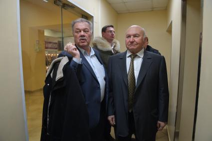 Москва. Корреспондент `Комсомольской правды` Александр Гамов (слева) и экс-мэр Москвы Юрий Лужков в редакции `Комсомольская правда`.