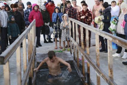 Барнаул. Верующие во время купаний в праздник Крещения Господня.