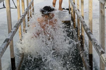 Барнаул. Верующие во время купаний в праздник Крещения Господня.