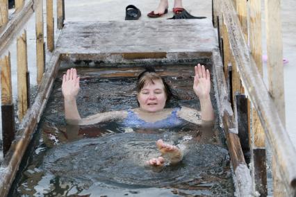 Барнаул. Верующие во время купаний в праздник Крещения Господня.