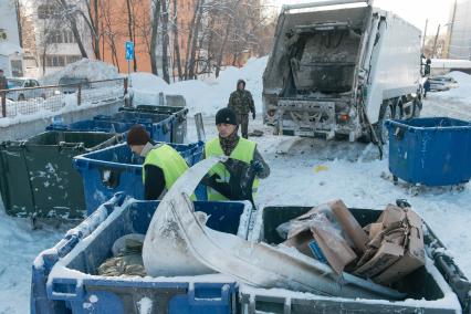 Самара.  Во время вывоза мусора в одном из дворов города.