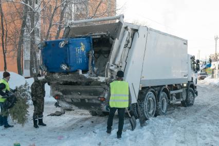 Самара.  Во время вывоза мусора в одном из дворов города.