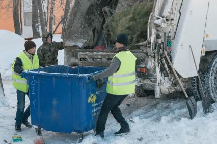 Самара.  Во время вывоза мусора в одном из дворов города.