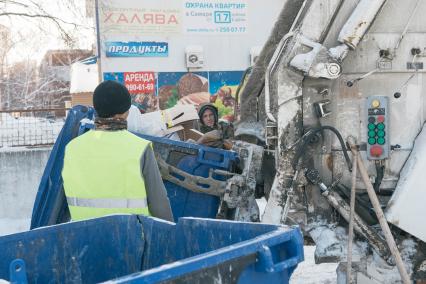 Самара.  Во время вывоза мусора в одном из дворов города.