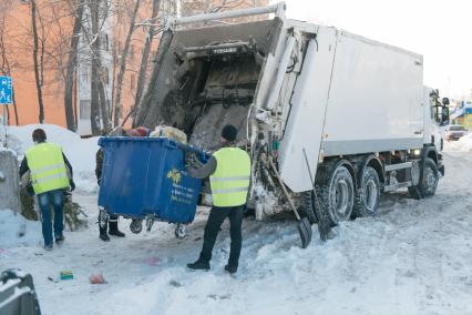 Самара.  Во время вывоза мусора в одном из дворов города.