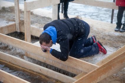 Пермь. Верующие во время крещенского купания.