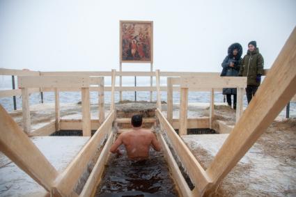 Пермь. Верующие во время крещенского купания.