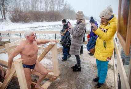 Пермь. Верующие во время крещенского купания.