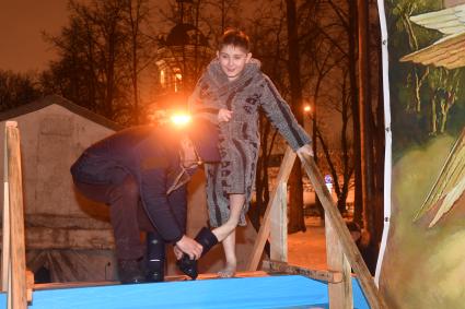 Москва. Верующие во время купаний в праздник Крещения Господня в Донском монастыре.