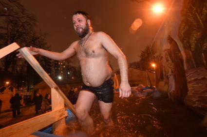 Москва. Верующие во время купаний в праздник Крещения Господня в Донском монастыре.