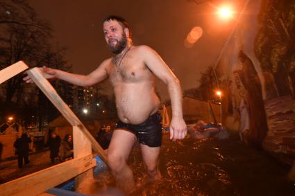 Москва.  Верующие во время купаний в праздник Крещения Господня в Донском монастыре.