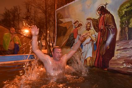 Москва.  Верующие во время купаний в праздник Крещения Господня в Донском монастыре.