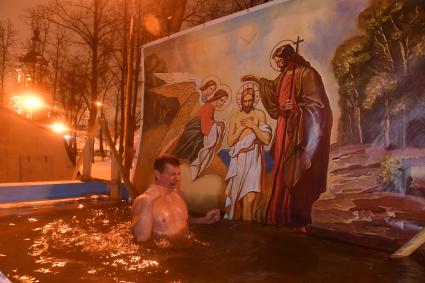 Москва. Верующие во время купаний в праздник Крещения Господня в Донском монастыре.