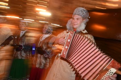 Москва.  Выступление казачьего хора во время купаний в праздник Крещения Господня в Донском монастыре.