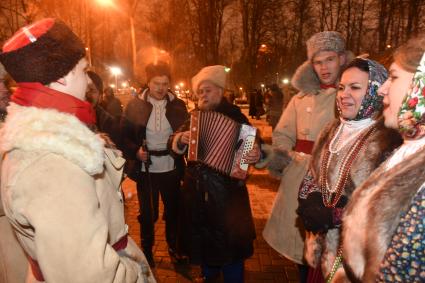 Москва.  Выступление казачьего хора во время купаний в праздник Крещения Господня в Донском монастыре.