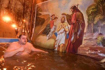 Москва.  Верующие во время купаний в праздник Крещения Господня в Донском монастыре.