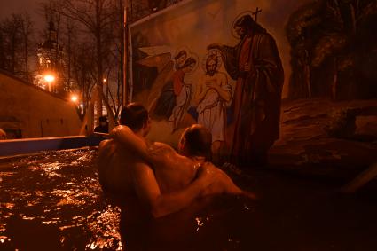 Москва. Верующие во время купаний в праздник Крещения Господня в Донском монастыре.