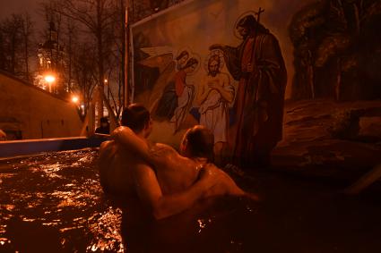 Москва.  Верующие во время купаний в праздник Крещения Господня в Донском монастыре.