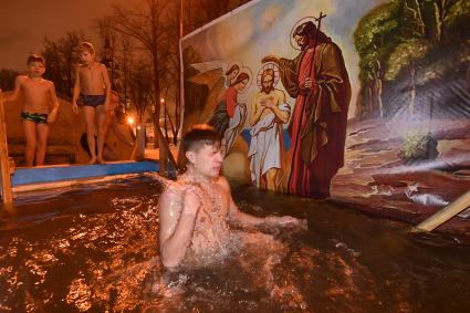 Москва.  Верующие во время купаний в праздник Крещения Господня в Донском монастыре.