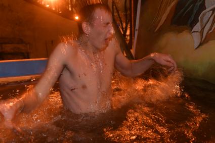 Москва. Верующие во время купаний в праздник Крещения Господня в Донском монастыре.