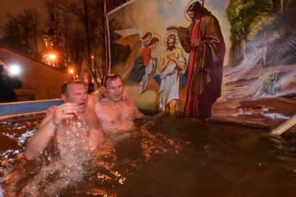 Москва.  Верующие во время купаний в праздник Крещения Господня в Донском монастыре.