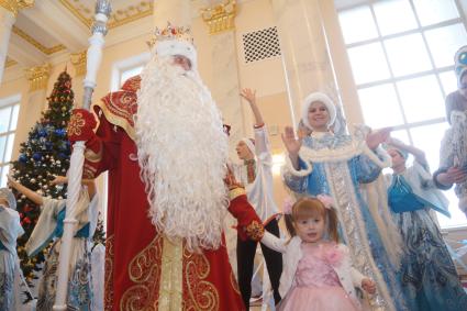 Самара.  Дед Мороз со Снегурочкой на новогоднем утреннике.