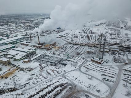 Красноярский край, Лесосибирск.  Вид сверху на территорию АО`Лесосибирский ЛДК#1`  на берегу Енисея.