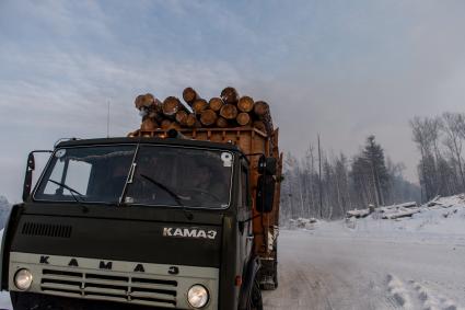 Красноярский край.  Лесовоз на дороге в Богучанском районе Красноярского края.