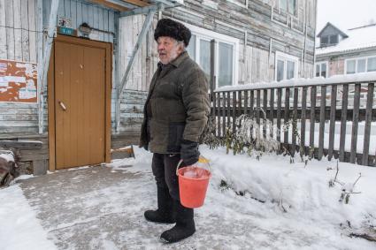 Красноярский край, Лесосибирск, поселок Новоенисейск. Мужчина на одной из улиц  поселка.