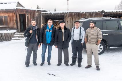 Красноярский край. Корреспондент `Комсомольской правды`Владимир Ворсобин (второй слева) и директор компании Карабула Лес Александр Хурдушьян  ( третий слева) на вокзале в поселке Таежный.