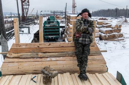 Красноярский край. Частные, в основном китайские, лесопилки на территории принадлежащей предприятию Карабула Лес.