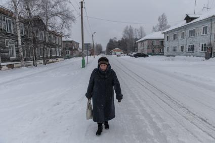 Красноярский край, Лесосибирск, поселок Новоенисейск. Женщина на одной из улиц  поселка.
