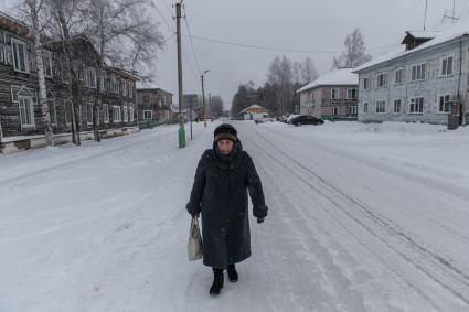 Красноярский край, Лесосибирск, поселок Новоенисейск. Женщина на одной из улиц поселка.