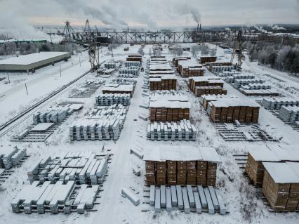 Красноярский край, Лесосибирск, поселок Новоенисейск. Склады древесины в окрестностях поселка.