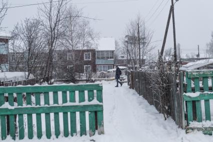 Красноярский край, Лесосибирск, поселок Новоенисейск. На одной из улиц  поселка.