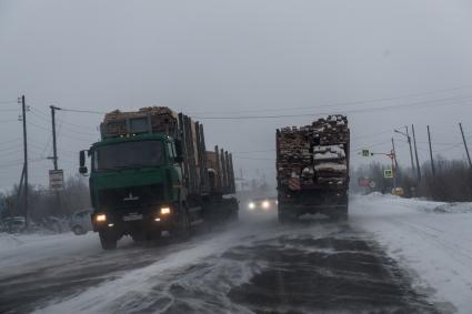 Трасса Красноярск - Лесосибирск. Грузовые машины на дороге в Красноярском крае.