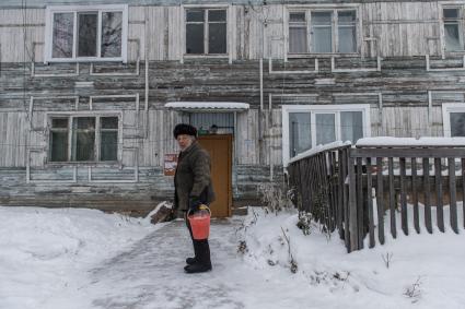 Красноярский край, Лесосибирск, поселок Новоенисейск. Мужчина на одной из улиц  поселка.