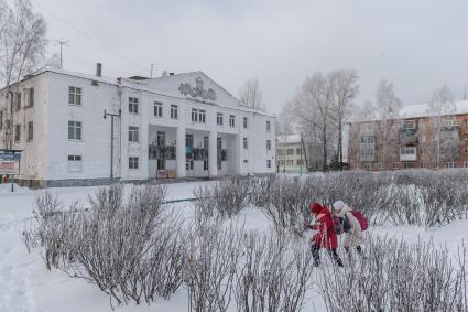 Красноярский край, Лесосибирск, поселок Новоенисейск. Вид на Дом культуры.