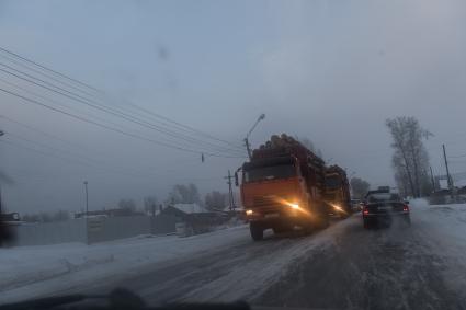 Трасса Красноярск - Лесосибирск. Автомобиль с кругляком на дороге в Красноярском крае.