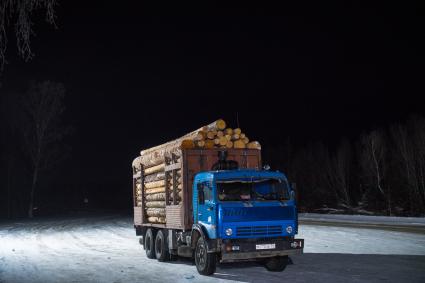 Трасса Красноярск - Лесосибирск. Автомобиль с кругляком на дороге в Красноярском крае.