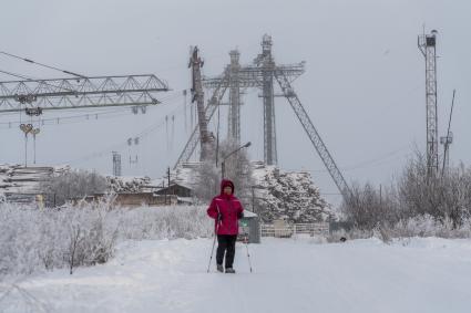 Красноярский край, Лесосибирск. Женщины занимаются скандинавской ходьбой.