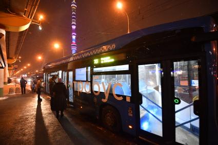 Москва. Электробус на одной из улиц города.