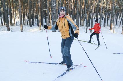 Барнаул.  Девушка катается на лыжах.