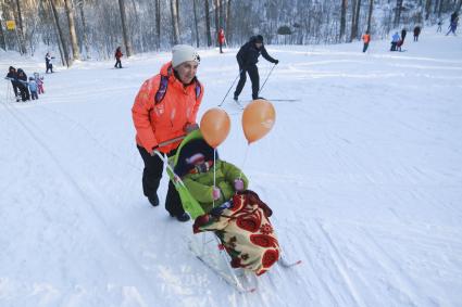 Барнаул.  Женщина  с ребенком на прогулке.