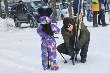 Барнаул.  Папа с ребенком на лыжной прогулке.
