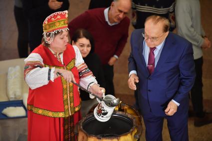 Москва. Ректор Московского государственного университета имени М.В. Ломоносова Виктор Садовничий (справа) на традиционной церемонии разлива медовухи в здании Фундаментальной библиотеки МГУ в рамках мероприятий, посвященных Дню российского студенчества.